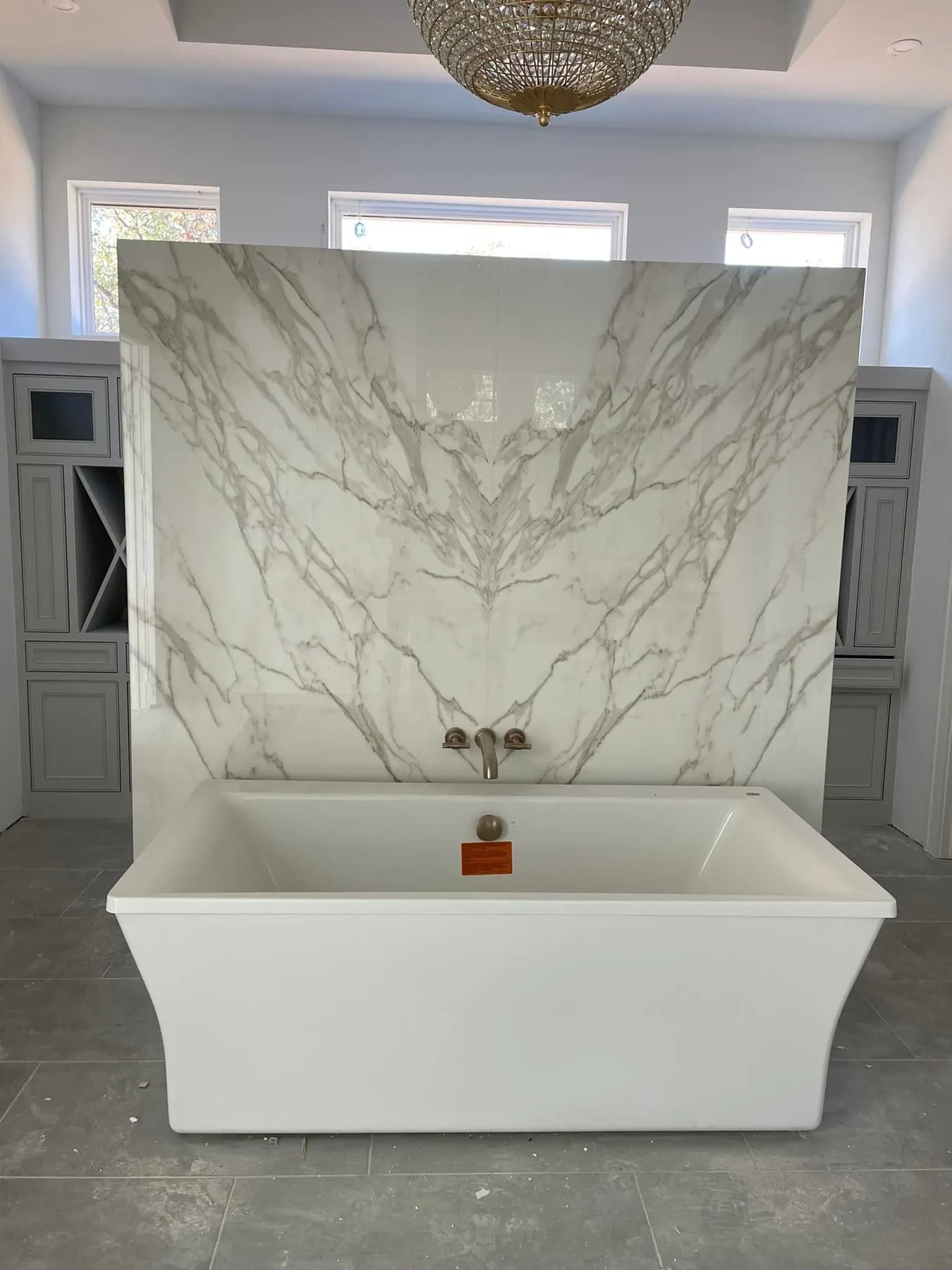 Bookmatched porcelain tub surround, two slabs mirrored